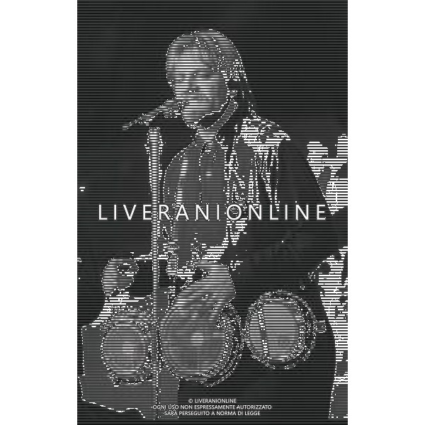 NEG-RETROSPETTIVA TONY ESPOSITO MUSICISTA-PERCUSSIONISTA E CANTAUTORE NELLA FOTO TONY ESPOSITO NELL\'ANNO 1987 A SANREMO AG ALDO LIVERANI SAS
