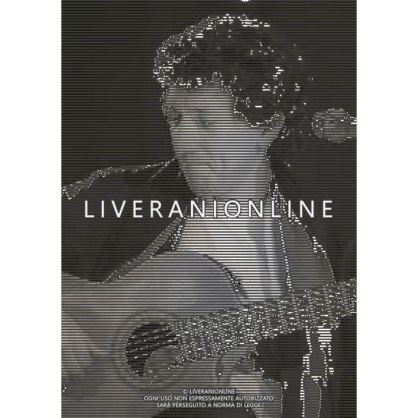 NEG-RETROSPETTIVA EUGENIO BENNATO CANTANTE NELLA FOTO EUGENIO BENNATO NELL\'ANNO 1990 AL FESTIVAL DI SANREMO  AG ALDO LIVERANI SAS 