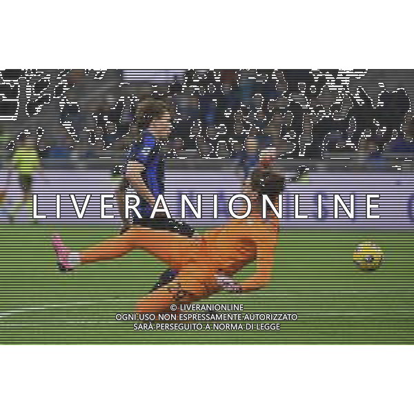 Inter vs Atalanta nella foto Nicolo\' Barella (Inter) salta Marco Carnesecchi (Atalanta) e segna il gol dell\'1 a 0 ma la rete viene annullata per fuorigioco Milano 28-02-2024 Stadio Giuseppe Meazza - San Siro Campionato Serie A TIM - recupero della 21a giornata foto Roberto Garavaglia/Agenzia Aldo Liverani sas