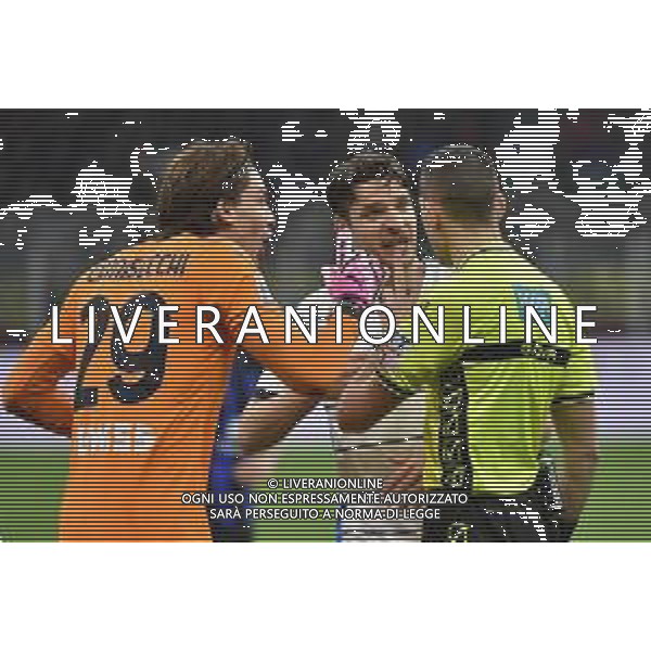 Inter vs Atalanta nella foto proteste Atalanta con l\'arbitro Andrea Colombo di Como Milano 28-02-2024 Stadio Giuseppe Meazza - San Siro Campionato Serie A TIM - recupero della 21a giornata foto Roberto Garavaglia/Agenzia Aldo Liverani sas