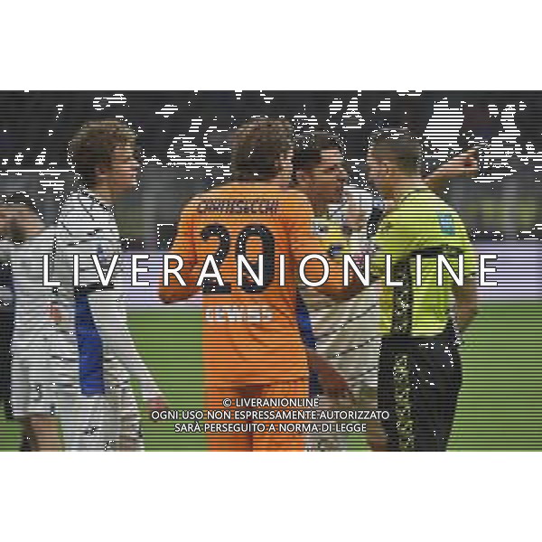 Inter vs Atalanta nella foto proteste Atalanta con l\'arbitro Andrea Colombo di Como Milano 28-02-2024 Stadio Giuseppe Meazza - San Siro Campionato Serie A TIM - recupero della 21a giornata foto Roberto Garavaglia/Agenzia Aldo Liverani sas