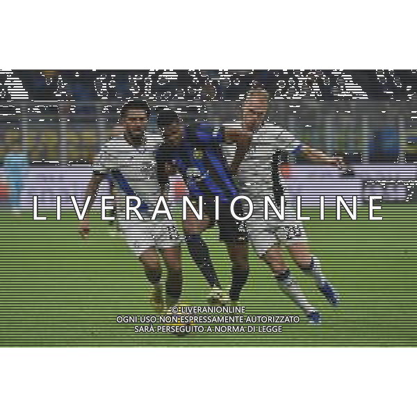 Inter vs Atalanta nella foto Denzel Dumfries (Inter) tra Ederson Jose\' dos Santos (Atalanta) SX e Mitchel Bakker (Atalanta) DX Milano 28-02-2024 Stadio Giuseppe Meazza - San Siro Campionato Serie A TIM - recupero della 21a giornata foto Roberto Garavaglia/Agenzia Aldo Liverani sas