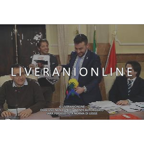 IMOLA 29 02 2024 CONSIGLIO COMUNALE ORDINE DEL GIORNO AZIENDA CAVIM,NUOVE CASE A ZOLINO NELLA FOTO SIMONE CARAPIA LEGA REGALA AL SINDACO MARCO PANIERI UNA BETONIERA GIOCATTOLO ©SANNA/AGENZIA ALDO LIVERANI SAS