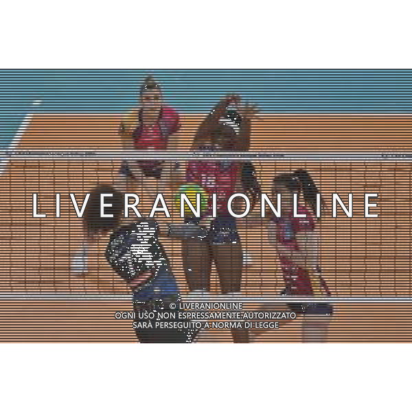 TVRG Allianz Vero Volley Milano vs LKS Commercecon Lodz nella foto Valentina Diouf (LKS Lodz) murata da Paola Egonu (Vero Volley Milano) Milano 29-02-2024 Allianz Cloud CEV Champions League - quarti di finale gara di ritorno foto Roberto Garavaglia/Agenzia Aldo Liverani sas
