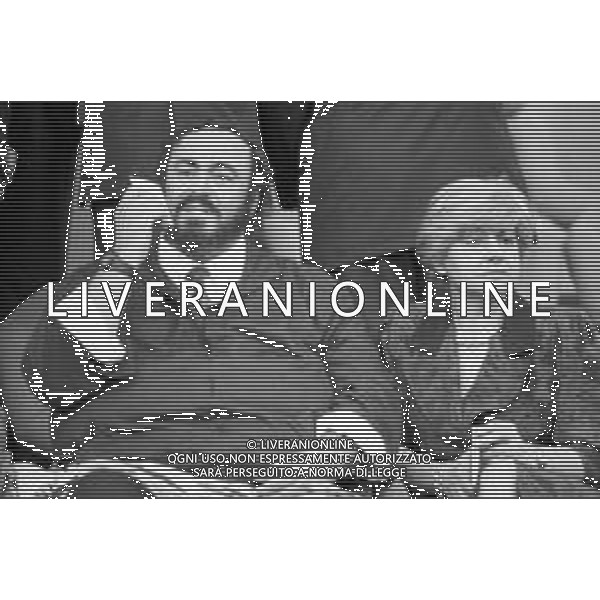 Neg - RETROSPETTIVA LUCIANO PAVAROTTI TENORE NELLA FOTO CON LA PRIMA MOGLIE ADUA VERONI IN TRIBUNA DURANTE I MONDIALI DI CALCIO \'ITALIA \'90\' NELL\'ANNO 1990 AG ALDO LIVERANI SAS