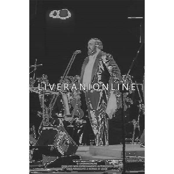 Neg - RETROSPETTIVA LUCIANO PAVAROTTI TENORE NELLA FOTO IN CONCERTO PER L\'INAUGURAZIONE DEI MONDIALI DI CALCIO FIFA WORLD CUP \'ITALIA \'90\' AL PALATRUSSARDI DI MILANO NELL\'ANNO 1990 AG ALDO LIVERANI SAS
