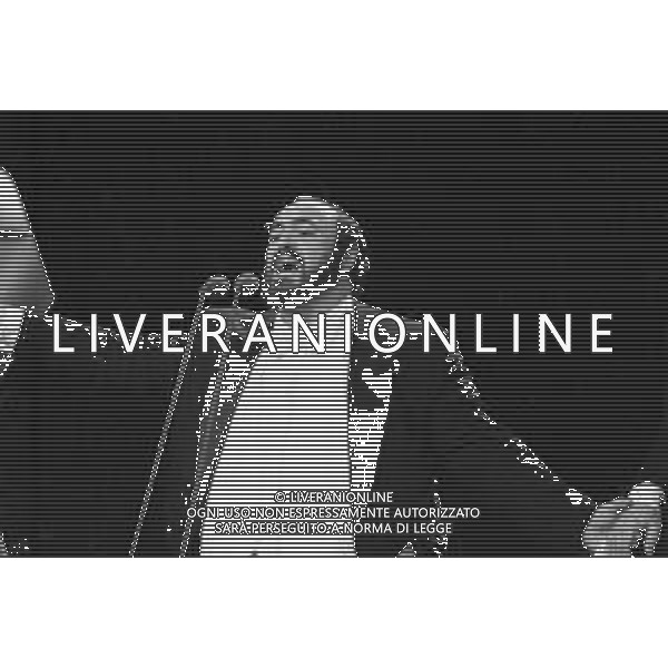 Neg - RETROSPETTIVA LUCIANO PAVAROTTI TENORE NELLA FOTO IN CONCERTO PER L\'INAUGURAZIONE DEI MONDIALI DI CALCIO FIFA WORLD CUP \'ITALIA \'90\' AL PALATRUSSARDI DI MILANO NELL\'ANNO 1990 AG ALDO LIVERANI SAS
