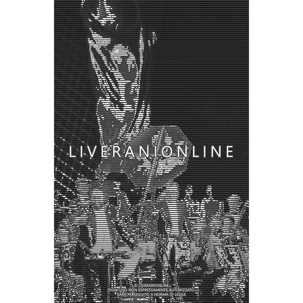 Neg - RETROSPETTIVA LUCIANO PAVAROTTI TENORE NELLA FOTO IN CONCERTO PER L\'INAUGURAZIONE DEI MONDIALI DI CALCIO FIFA WORLD CUP \'ITALIA \'90\' AL PALATRUSSARDI DI MILANO NELL\'ANNO 1990 AG ALDO LIVERANI SAS