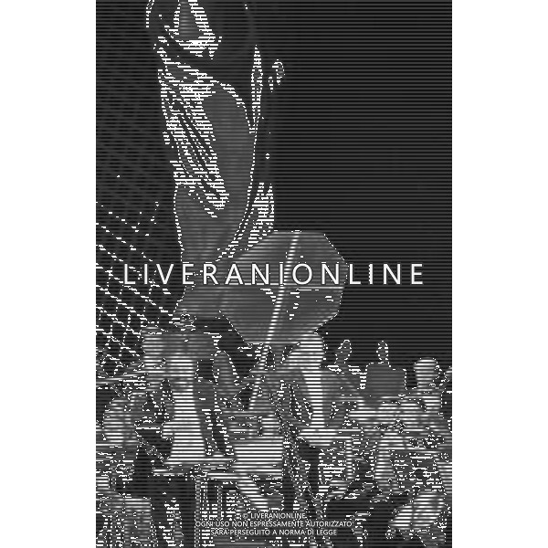 Neg - RETROSPETTIVA LUCIANO PAVAROTTI TENORE NELLA FOTO IN CONCERTO PER L\'INAUGURAZIONE DEI MONDIALI DI CALCIO FIFA WORLD CUP \'ITALIA \'90\' AL PALATRUSSARDI DI MILANO NELL\'ANNO 1990 AG ALDO LIVERANI SAS