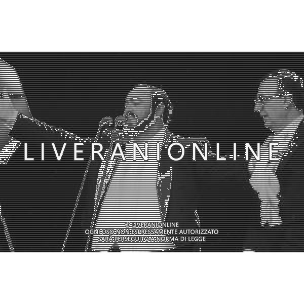 Neg - RETROSPETTIVA LUCIANO PAVAROTTI TENORE NELLA FOTO IN CONCERTO PER L\'INAUGURAZIONE DEI MONDIALI DI CALCIO FIFA WORLD CUP \'ITALIA \'90\' AL PALATRUSSARDI DI MILANO NELL\'ANNO 1990 AG ALDO LIVERANI SAS