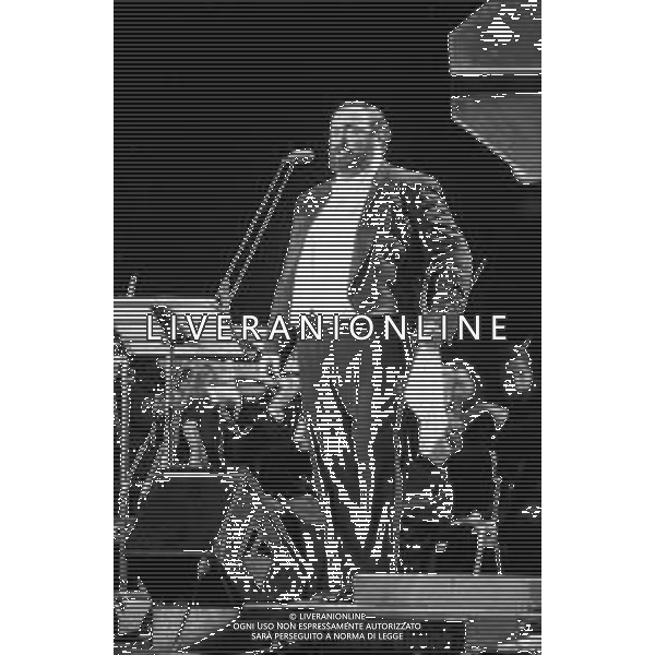 Neg - RETROSPETTIVA LUCIANO PAVAROTTI TENORE NELLA FOTO IN CONCERTO PER L\'INAUGURAZIONE DEI MONDIALI DI CALCIO FIFA WORLD CUP \'ITALIA \'90\' AL PALATRUSSARDI DI MILANO NELL\'ANNO 1990 AG ALDO LIVERANI SAS