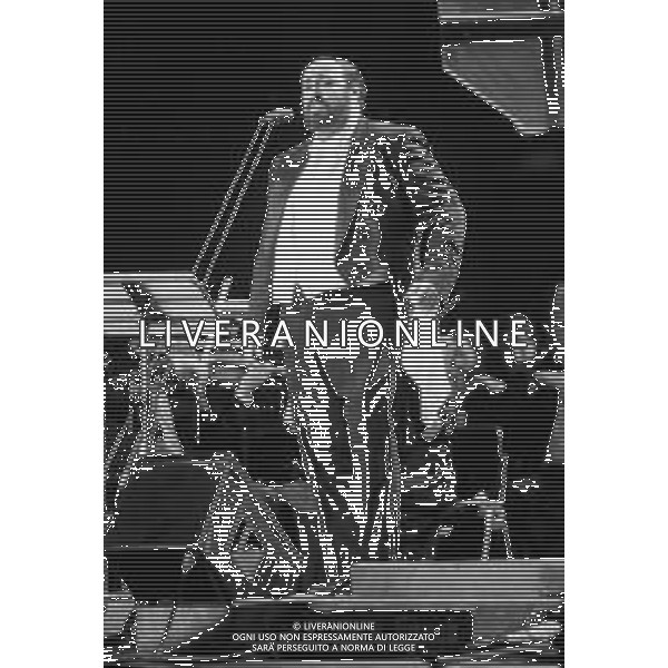 Neg - RETROSPETTIVA LUCIANO PAVAROTTI TENORE NELLA FOTO IN CONCERTO PER L\'INAUGURAZIONE DEI MONDIALI DI CALCIO FIFA WORLD CUP \'ITALIA \'90\' AL PALATRUSSARDI DI MILANO NELL\'ANNO 1990 AG ALDO LIVERANI SAS