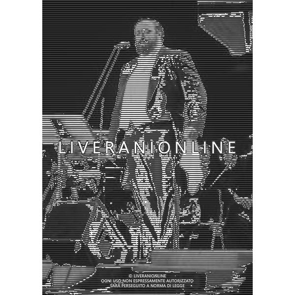 Neg - RETROSPETTIVA LUCIANO PAVAROTTI TENORE NELLA FOTO IN CONCERTO PER L\'INAUGURAZIONE DEI MONDIALI DI CALCIO FIFA WORLD CUP \'ITALIA \'90\' AL PALATRUSSARDI DI MILANO NELL\'ANNO 1990 AG ALDO LIVERANI SAS