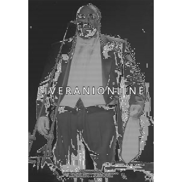 Neg - RETROSPETTIVA LUCIANO PAVAROTTI TENORE NELLA FOTO IN CONCERTO PER L\'INAUGURAZIONE DEI MONDIALI DI CALCIO FIFA WORLD CUP \'ITALIA \'90\' AL PALATRUSSARDI DI MILANO NELL\'ANNO 1990 AG ALDO LIVERANI SAS