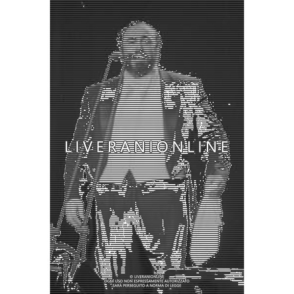 Neg - RETROSPETTIVA LUCIANO PAVAROTTI TENORE NELLA FOTO IN CONCERTO PER L\'INAUGURAZIONE DEI MONDIALI DI CALCIO FIFA WORLD CUP \'ITALIA \'90\' AL PALATRUSSARDI DI MILANO NELL\'ANNO 1990 AG ALDO LIVERANI SAS