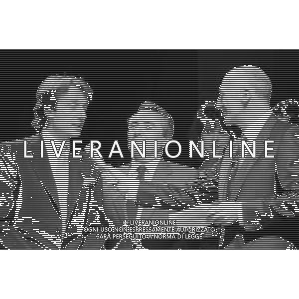 Neg - RETROSPETTIVA LUCIANO PAVAROTTI TENORE IN CONCERTO PER L\'INAUGURAZIONE DEI MONDIALI DI CALCIO FIFA WORLD CUP \'ITALIA \'90\' AL PALATRUSSARDI DI MILANO NELL\'ANNO 1990 NELLA FOTO IL GIORNALISTA GIANFRANCO DE LAURENTIIS CON LUCA CORDERO DI MONTEZEMOLO E IL DIRETTORE DELLA GAZZETTA DELLO SPORT CANDIDO CANNAVO\' AG ALDO LIVERANI SAS
