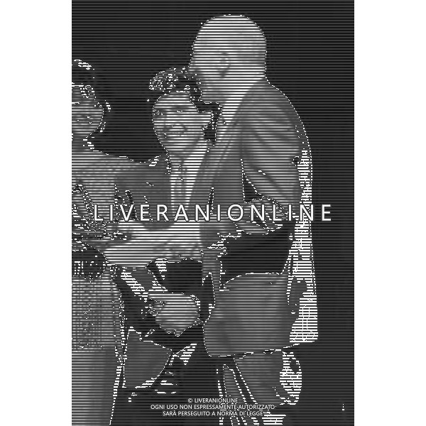 Neg - RETROSPETTIVA LUCIANO PAVAROTTI TENORE IN CONCERTO PER L\'INAUGURAZIONE DEI MONDIALI DI CALCIO FIFA WORLD CUP \'ITALIA \'90\' AL PALATRUSSARDI DI MILANO NELL\'ANNO 1990 NELLA FOTO IL CALCIATORE DIEGO ARMANDO MARADONA CON IL GIORNALISTA GIANFRANCO DE LAURENTIIS AG ALDO LIVERANI SAS