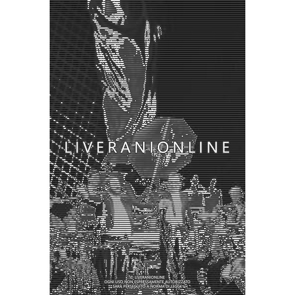 Neg - RETROSPETTIVA LUCIANO PAVAROTTI TENORE NELLA FOTO IN CONCERTO PER L\'INAUGURAZIONE DEI MONDIALI DI CALCIO FIFA WORLD CUP \'ITALIA \'90\' AL PALATRUSSARDI DI MILANO NELL\'ANNO 1990 AG ALDO LIVERANI SAS
