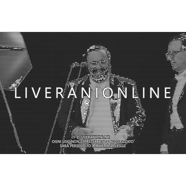 Neg - RETROSPETTIVA LUCIANO PAVAROTTI TENORE NELLA FOTO IN CONCERTO PER L\'INAUGURAZIONE DEI MONDIALI DI CALCIO FIFA WORLD CUP \'ITALIA \'90\' AL PALATRUSSARDI DI MILANO NELL\'ANNO 1990 AG ALDO LIVERANI SAS