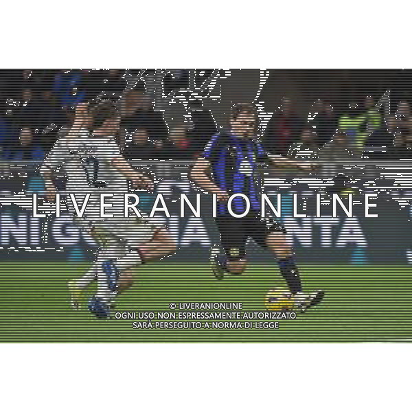 Inter vs Genoa nella foto Nicolo\' Barella (Inter) occasione da gol che poi dopo aver calciato subisce l\'intervento di Morten Frendrup (Genoa) giudicato da rigore dall\'arbitro Giovanni Ayroldi di Molfetta (BA) dopo la revisione al VAR Milano 04-03-2024 Stadio Giuseppe Meazza - San Siro Campionato Serie A TIM - 27a giornata foto Roberto Garavaglia/Agenzia Aldo Liverani sas/ AGENZIA ALDO LIVERANI SAS