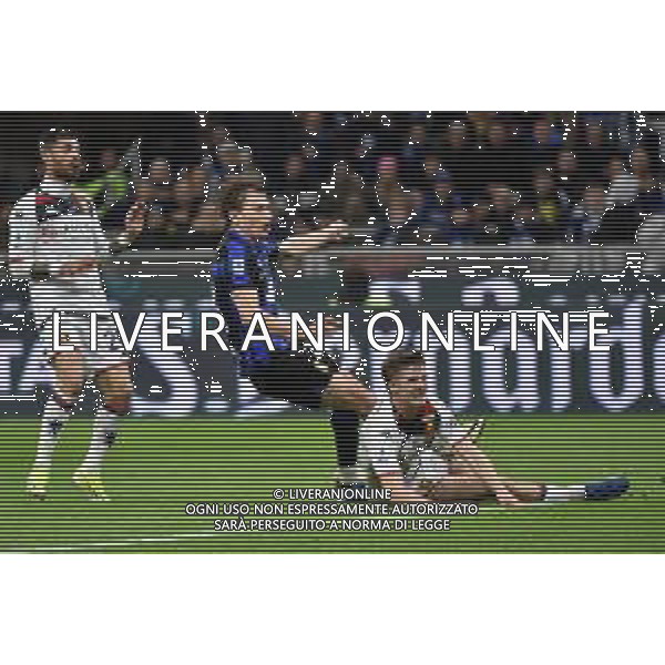Inter vs Genoa nella foto Morten Frendrup (Genoa) atterra Nicolo\' Barella (Inter) e l\'arbitro Giovanni Ayroldi di Molfetta (BA) concede il rigore con l\'aiuto del VAR Milano 04-03-2024 Stadio Giuseppe Meazza - San Siro Campionato Serie A TIM - 27a giornata foto Roberto Garavaglia/Agenzia Aldo Liverani sas/ AGENZIA ALDO LIVERANI SAS