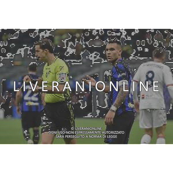 Inter vs Genoa nella foto Lautaro Martinez (Inter) protesta con l\'arbitro Giovanni Ayroldi di Molfetta (BA) dopo l\'ammonizione per simulazione Milano 04-03-2024 Stadio Giuseppe Meazza - San Siro Campionato Serie A TIM - 27a giornata foto Roberto Garavaglia/Agenzia Aldo Liverani sas -Inter vs Genoa Campionato Calcio Serie A TIM 04-03-2024 © AGENZIA ALDO LIVERANI SAS