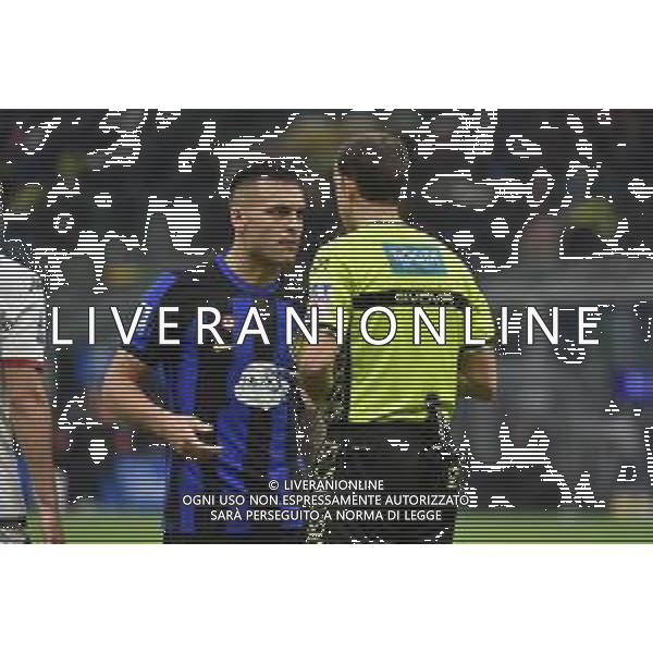 Inter vs Genoa nella foto Lautaro Martinez (Inter) protesta con l\'arbitro Giovanni Ayroldi di Molfetta (BA) dopo l\'ammonizione per simulazione Milano 04-03-2024 Stadio Giuseppe Meazza - San Siro Campionato Serie A TIM - 27a giornata foto Roberto Garavaglia/Agenzia Aldo Liverani sas -Inter vs Genoa Campionato Calcio Serie A TIM 04-03-2024 © AGENZIA ALDO LIVERANI SAS