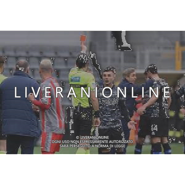 TVRG Cremonese vs Como nella foto l\'arbitro Giacomo Camplone di Pescara espelle Gabriel Strefezza (Como) dopo aver rivisto al VAR il fallo su Franco Damian Vazquez (Cremonese) Cremona 09-03-2024 Stadio Giovanni Zini Campionato Serie BKT - 29a giornata foto Roberto Garavaglia/Agenzia Aldo Liverani sas/AGENZIA ALDO LIVERANI SAS