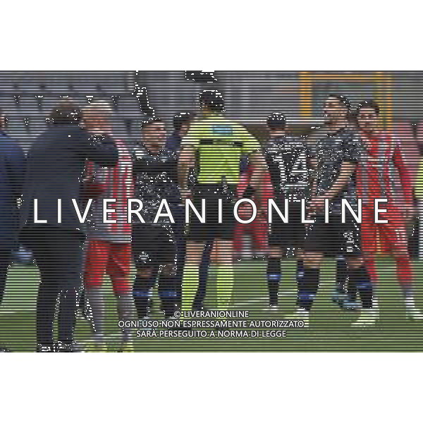 TVRG Cremonese vs Como nella foto Gabriel Strefezza (Como) prova a spiegarsi con l\'arbitro Giacomo Camplone di Pescara dopo l\'espulsione Cremona 09-03-2024 Stadio Giovanni Zini Campionato Serie BKT - 29a giornata foto Roberto Garavaglia/Agenzia Aldo Liverani sas/AGENZIA ALDO LIVERANI SAS
