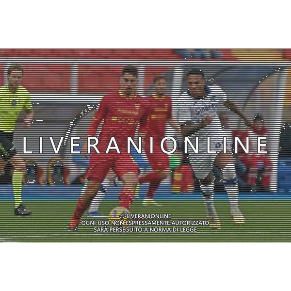 TVEM Joan Gonzalez of US Lecce in action against Michael Folorunsho of Hellas Verona during the Italian soccer Serie A match Lecce vs Hellas Verona on March 10, 2024 at Via del Mare Stadium in Lecce, Italy. Photo Emmanuele Mastrodonato/agenzia Liverani/AGENZIA ALDO LIVERANI SAS