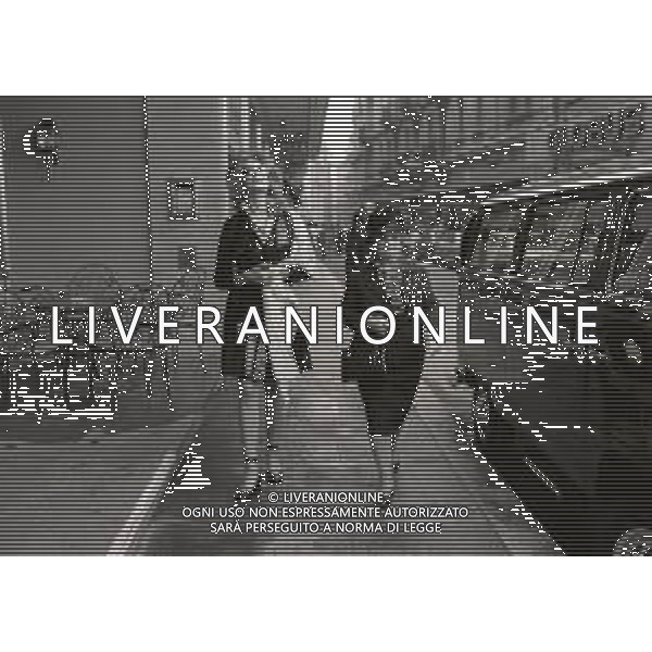 1971 RETROSPETTIVA MINA MAZZINI CANTANTE NELLA FOTO MINA MAZZINI A PASSEGGIO PER LE VIE DI LUGANO AG ALDO LIVERANI SAS