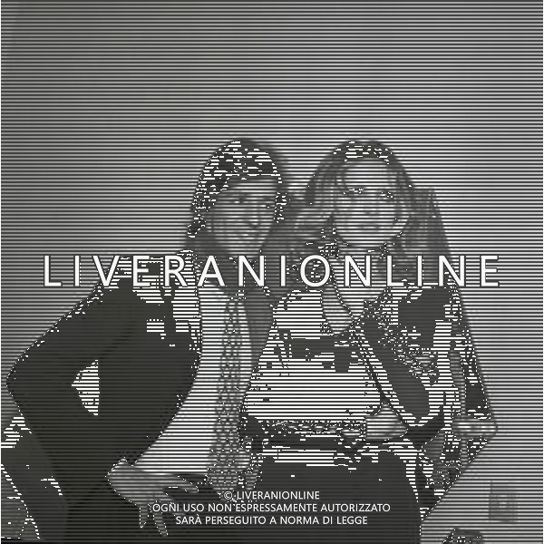 NEG - RETROSPETTIVA MINA MAZZINI CANTANTE NELLA FOTO MINA MAZZINI A VENEZIA ALLA PREMIAZIONE DELLA GONDOLA D\'ORO NELL\'ANNO 1970 CON GIORGIO GABER AG ALDO LIVERANI SAS
