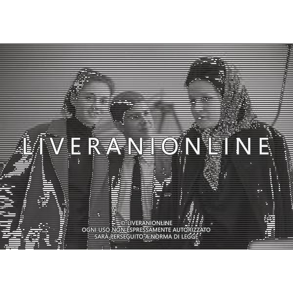 NEG-RETROSPETTIVA MINA MAZZINI CANTANTE NELLA FOTO MINA MAZZINI CON GIGLIOLA CINQUETTI A ROMA NELL\'ANNO 1963 AG ALDO LIVERANI SAS 