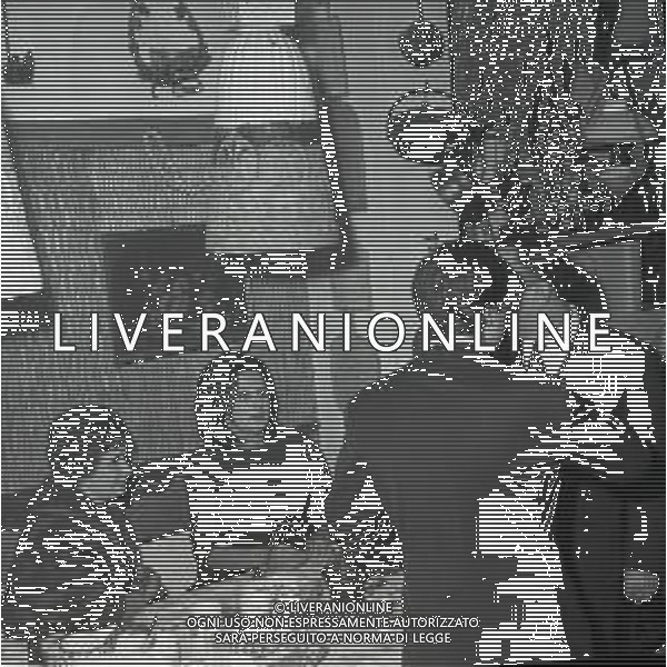 NEG-01-10-1963 MILANO RETROSPETTIVA MINA MAZZINI CANTANTE NELLA FOTO MINA MAZZINI CON MARISA DEL FRATE E CORRADO PANI A MILANO IN UN RISTORANTE AG ALDO LIVERANI SAS