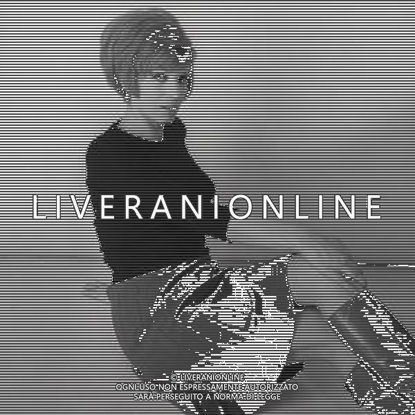 NEG-RETROSPETTIVA IVA ZANICCHI CANTANTE NELLA FOTO IVA ZANICCHI NELL\'ANNO 1965 AG ALDO LIVERANI SAS 