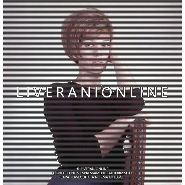 COL-RETROSPETTIVA IVA ZANICCHI CANTANTE NELLA FOTO IVA ZANICCHI NELL\'ANNO 1965 AG ALDO LIVERANI SAS 