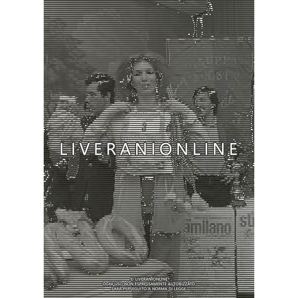 NEG-RETROSPETTIVA IVA ZANICCHI CANTANTE NELLA FOTO IVA ZANICCHI E FRANCO FAVA ALLA PRESENTAZIONE DELLA STRAMILANO A TERRAZZA MARTINI NELL\'ANNO 1979 CON L\'ASSESSORE PARIDE ACCETTI AG ALDO LIVERANI SAS