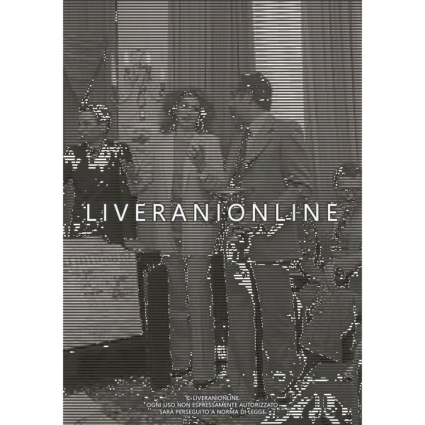 NEG-RETROSPETTIVA IVA ZANICCHI CANTANTE NELLA FOTO IVA ZANICCHI E FRANCO FAVA ALLA PRESENTAZIONE DELLA STRAMILANO A TERRAZZA MARTINI NELL\'ANNO 1979 CON L\'ASSESSORE PARIDE ACCETTI AG ALDO LIVERANI SAS