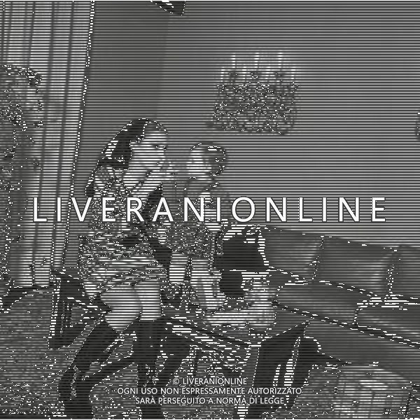 NEG-RETROSPETTIVA IVA ZANICCHI CANTANTE NELLA FOTO IVA ZANICCHI CON LA FIGLIA MICHELA A MILANO NELL\'ANNO 1968 AG ALDO LIVERANI SAS  