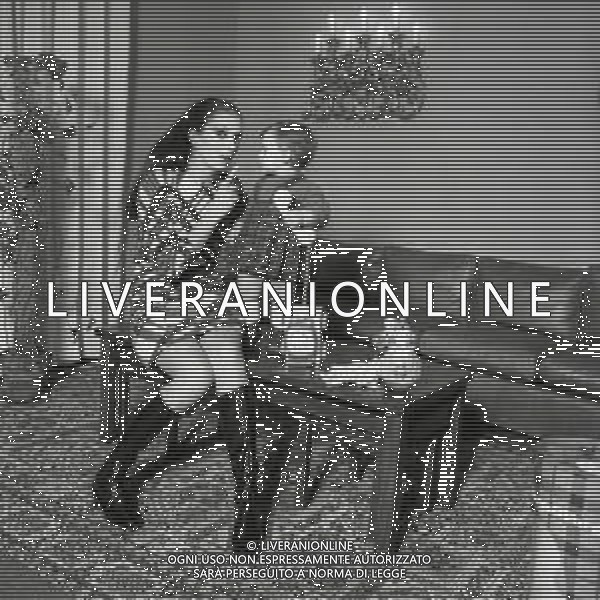 NEG-RETROSPETTIVA IVA ZANICCHI CANTANTE NELLA FOTO IVA ZANICCHI CON LA FIGLIA MICHELA A MILANO NELL\'ANNO 1968 AG ALDO LIVERANI SAS