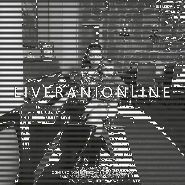 NEG-RETROSPETTIVA IVA ZANICCHI CANTANTE NELLA FOTO IVA ZANICCHI CON LA FIGLIA MICHELA A MILANO NELL\'ANNO 1968 AG ALDO LIVERANI SAS 