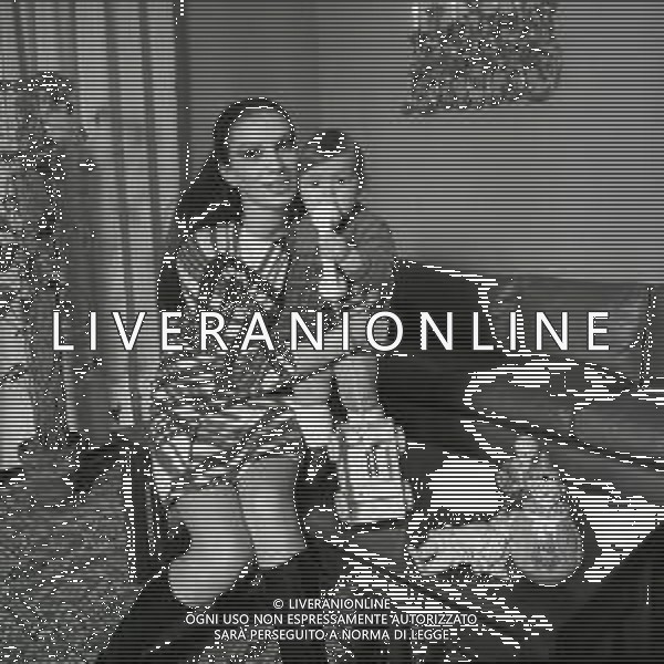 NEG-RETROSPETTIVA IVA ZANICCHI CANTANTE NELLA FOTO IVA ZANICCHI CON LA FIGLIA MICHELA A MILANO NELL\'ANNO 1968 AG ALDO LIVERANI SAS
