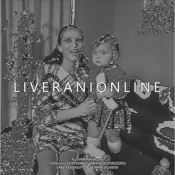 NEG-RETROSPETTIVA IVA ZANICCHI CANTANTE NELLA FOTO IVA ZANICCHI CON LA FIGLIA MICHELA A MILANO NELL\'ANNO 1968 AG ALDO LIVERANI SAS  