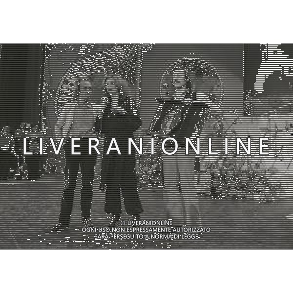 NEG-RETROSPETTIVA IVA ZANICCHI CANTANTE NELLA FOTO IVA ZANICCHI NELL\'ANNO 1979 AL FESTIVAL DI SANREMO CON SANDRO MAYER E AWANA GANA AG ALDO LIVERANI SAS       