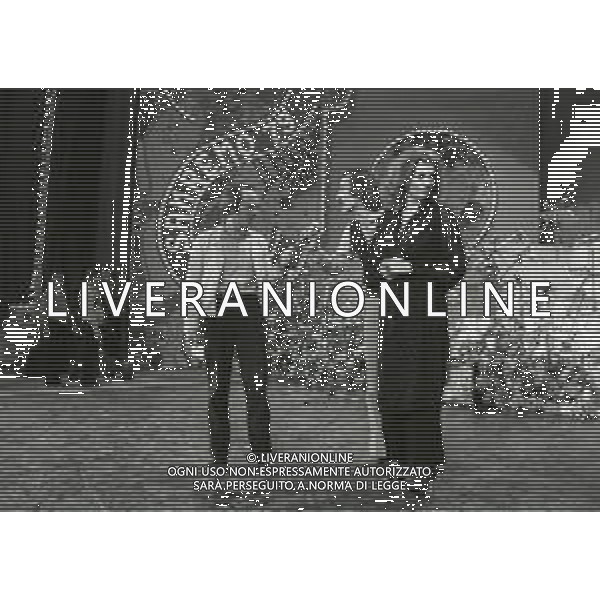 NEG-RETROSPETTIVA IVA ZANICCHI CANTANTE NELLA FOTO IVA ZANICCHI NELL\'ANNO 1979 AL FESTIVAL DI SANREMO CON SANDRO MAYER E AWANA GANA AG ALDO LIVERANI SAS   