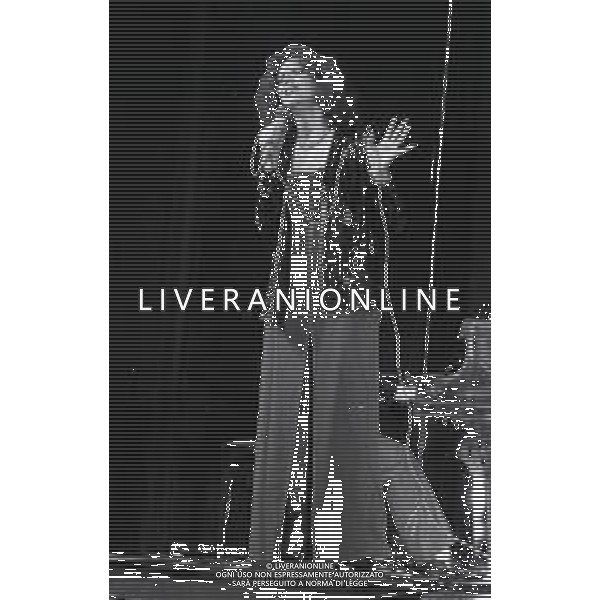 RETROSPETTIVA IVA ZANICCHI CANTANTE NELLA FOTO IVA ZANICCHI NELL\'ANNO 1984 A MILANO AG ALDO LIVERANI SAS 