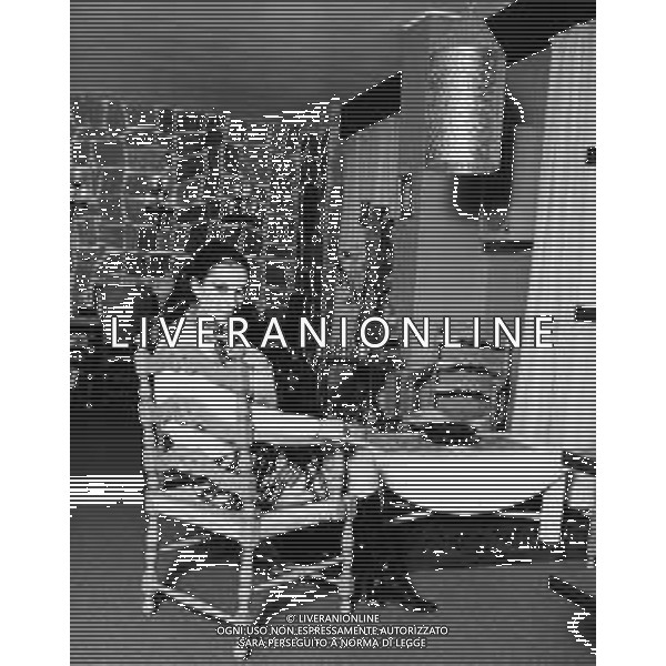 NEG-RETROSPETTIVA IVA ZANICCHI CANTANTE NELLA FOTO IVA ZANICCHI A MILANO NELL\'ANNO 1968 AG ALDO LIVERANI SAS