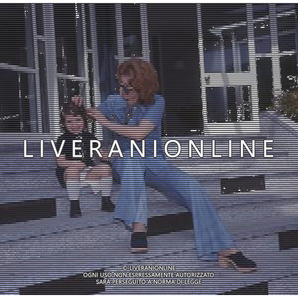 COL-RETROSPETTIVA IVA ZANICCHI CANTANTE NELLA FOTO IVA ZANICCHI CON LA FIGLIA MICHELA A SAINT VINCENT NELL\'ANNO 1971 AG ALDO LIVERANI SAS