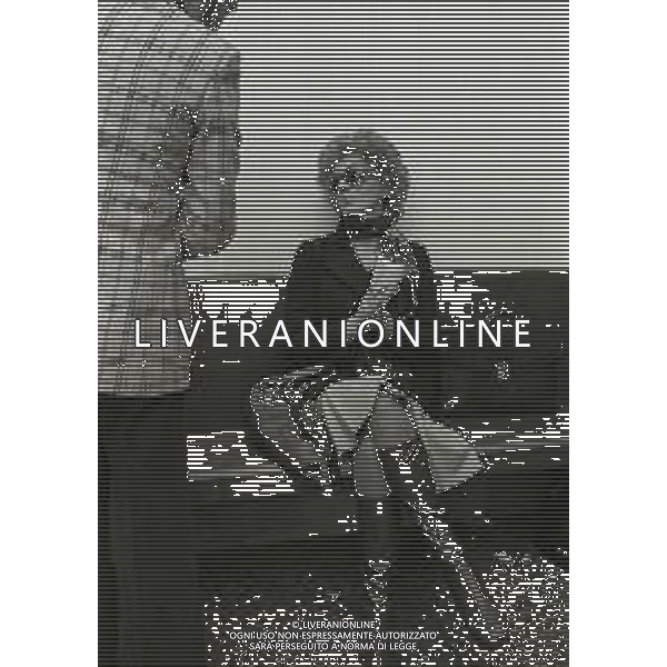 NEG-RETROSPETTIVA IVA ZANICCHI CANTANTE NELLA FOTO IVA ZANICCHI NELL\'ANNO 1974 A MILANO IN TRIBUNALE PER LA VICENDA DELLE CARTOLINE DI CANZONISSIMA AG ALDO LIVERANI SAS 