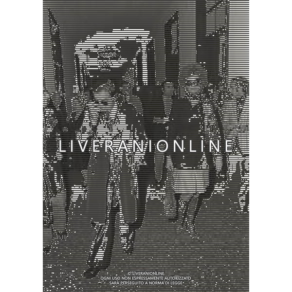 NEG-RETROSPETTIVA IVA ZANICCHI CANTANTE NELLA FOTO IVA ZANICCHI NELL\'ANNO 1974 A MILANO IN TRIBUNALE PER LA VICENDA DELLE CARTOLINE DI CANZONISSIMA AG ALDO LIVERANI SAS  